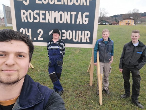 Dirndlball Plakate aufstellen